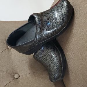 Dansko Black Gray Swirl Nursing Clogs 39